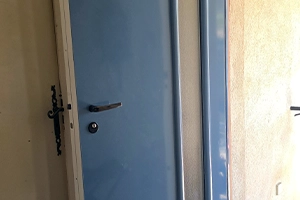 Porte blindée bi-coloration laquée bleu azur posée à Fréjus