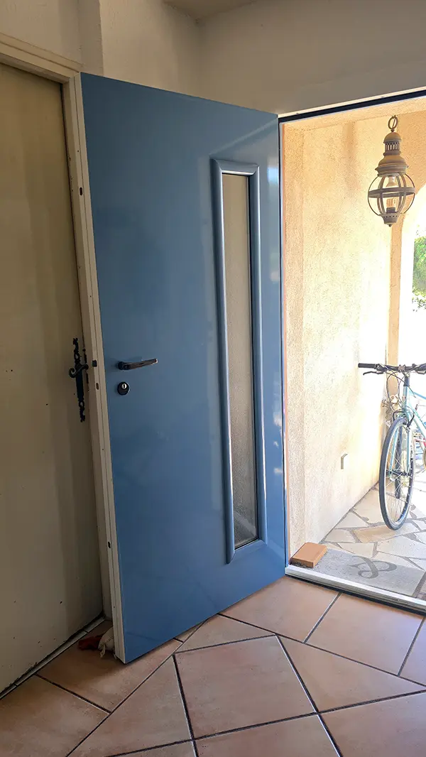 Nouvelle porte blindée ouverte, face intérieure bleu acier avec vitrage étroit intégré