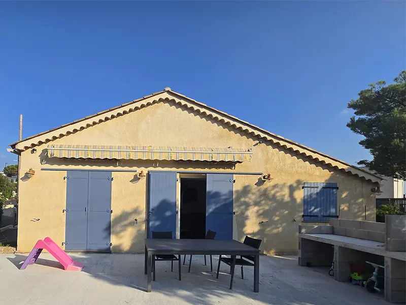 Terrasse d'une maison provençale de Saint-Aygulf équipée d'un ancien store banne à toile rayée avant travaux