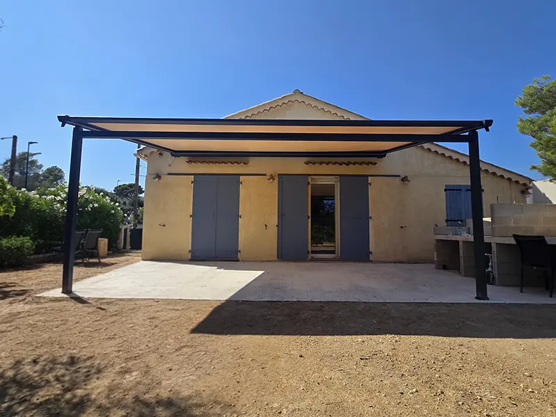 Pergola à toile aluminium anthracite installée sur toute la largeur de la terrasse à Saint-Aygulf