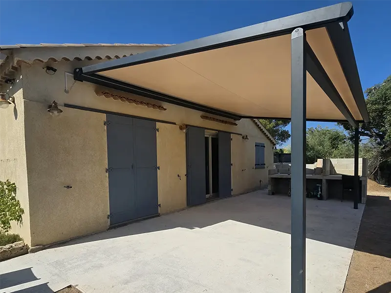 Terrasse ombragée sous la pergola à toile après travaux à Saint-Aygulf dans le Var