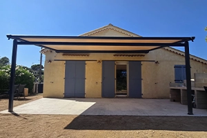 Pergola à toile aluminium anthracite posée en remplacement d'un store banne à Saint-Aygulf