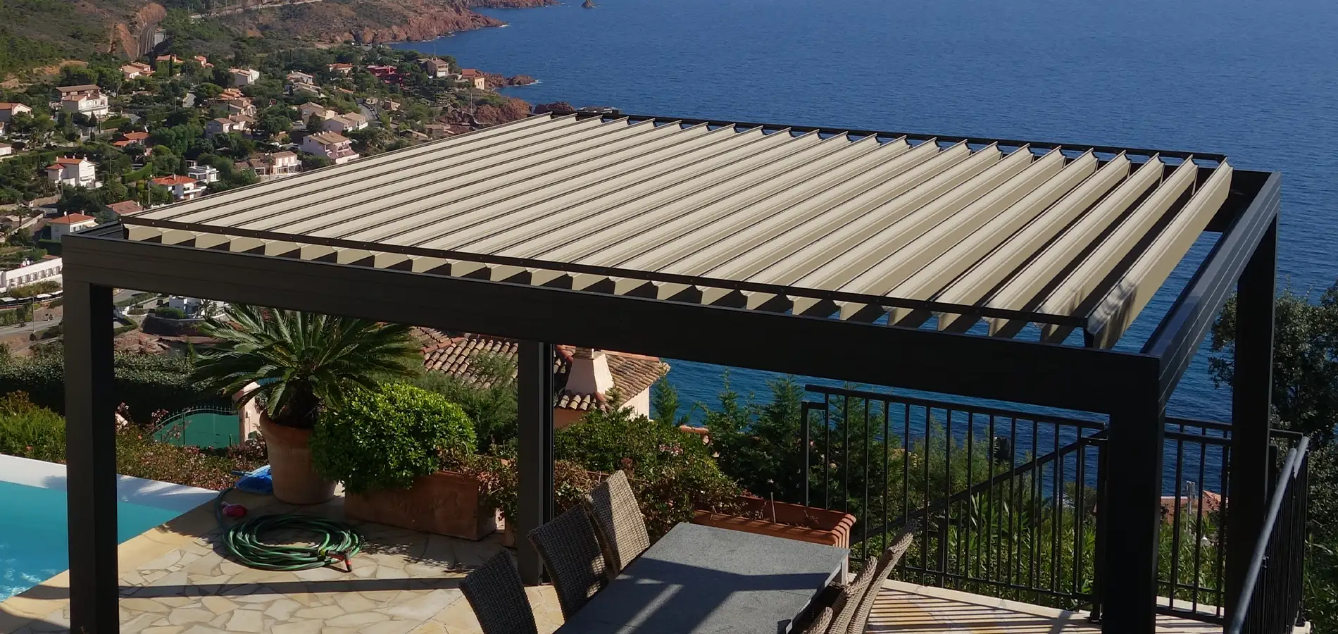 Entretien d'une pergola bioclimatique en aluminium à Fréjus St-Raphaël