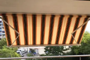 Store banne motorisé sur un balcon à St-Raphaël